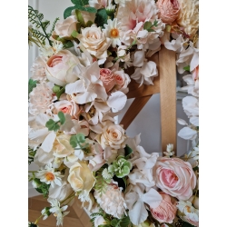 Wianek wiosenny kwiatowy na drzwi brzoskwiniowe kwiaty Szept Wiosny 50 cm